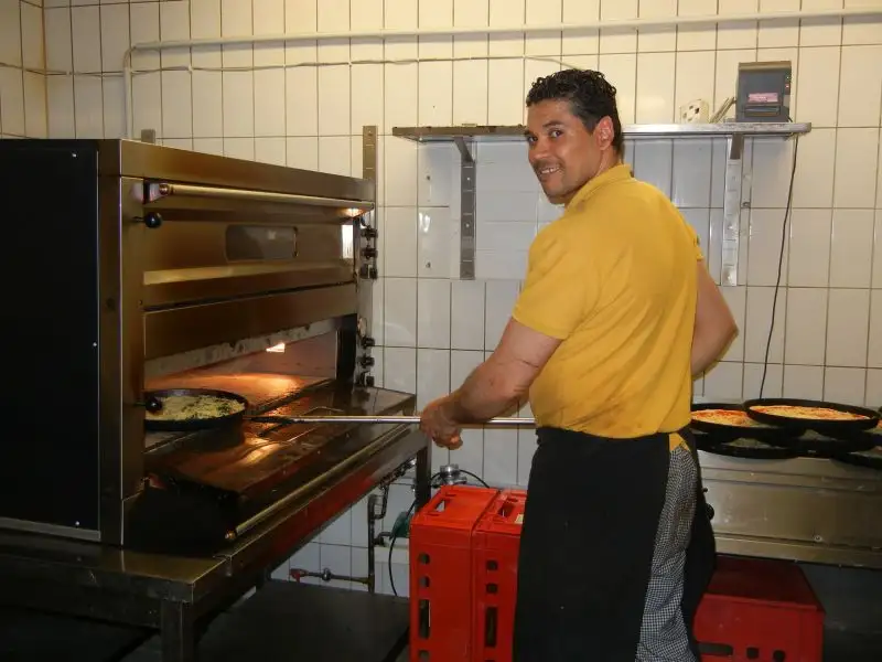 Pizzaiolo am Steinofen